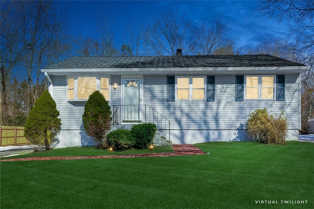 view of front of property featuring fence and a front lawn