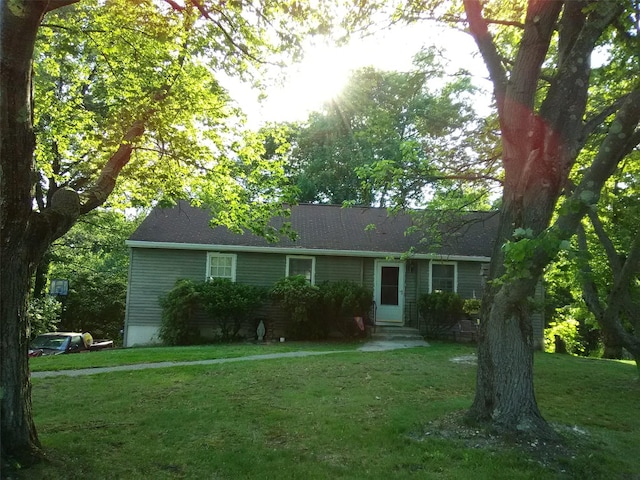 single story home featuring entry steps and a front yard