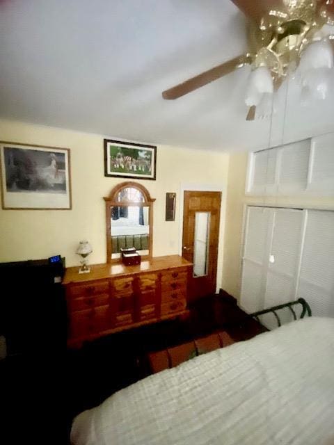 bedroom with ceiling fan