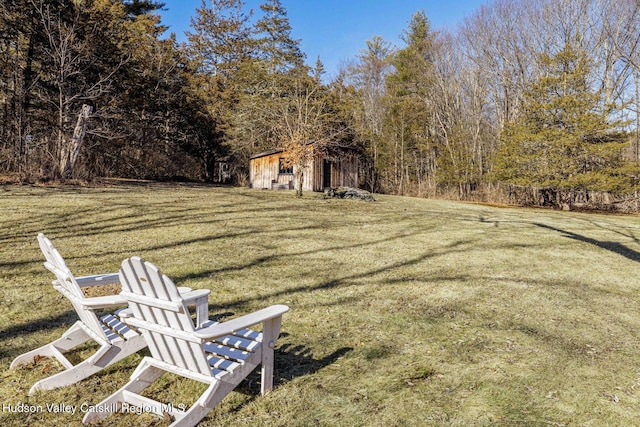 view of yard featuring an outbuilding