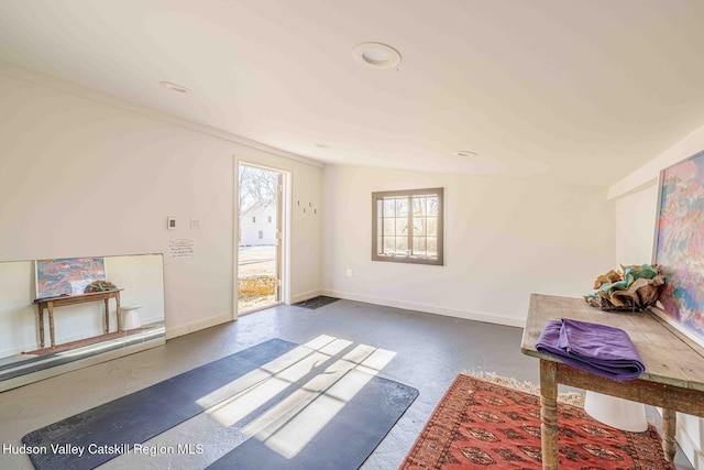 foyer entrance featuring baseboards