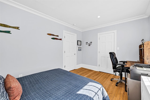 bedroom featuring recessed lighting, light wood-type flooring, baseboards, and crown molding