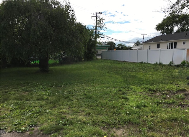 view of yard featuring fence