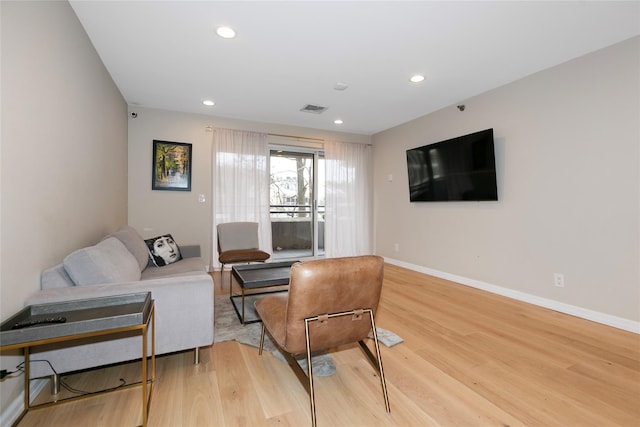 living area featuring light wood finished floors, recessed lighting, visible vents, and baseboards