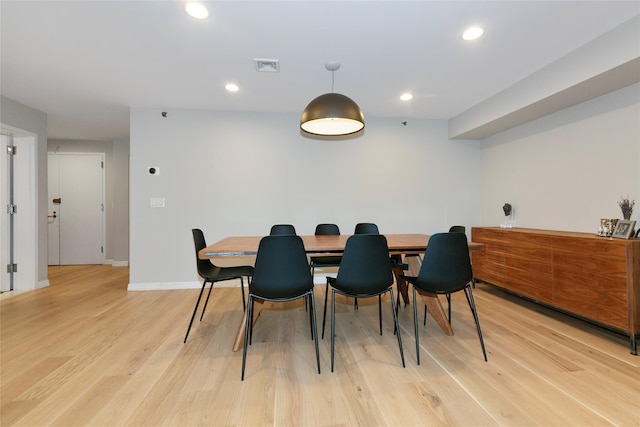 dining space featuring light wood-style floors, baseboards, visible vents, and recessed lighting