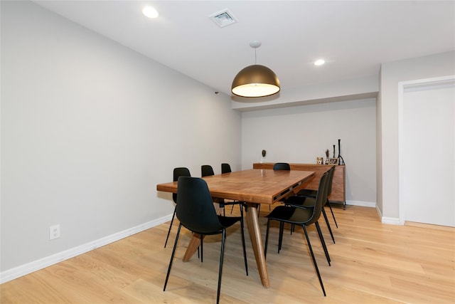 dining room with recessed lighting, visible vents, light wood-style flooring, and baseboards