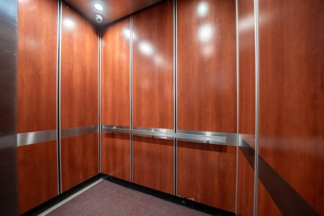 room details with elevator