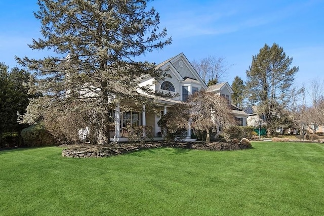 view of front of property featuring a front lawn