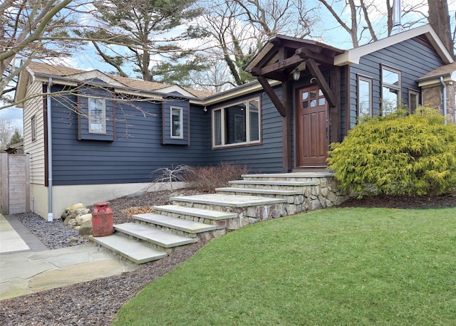 view of front of home with a front lawn