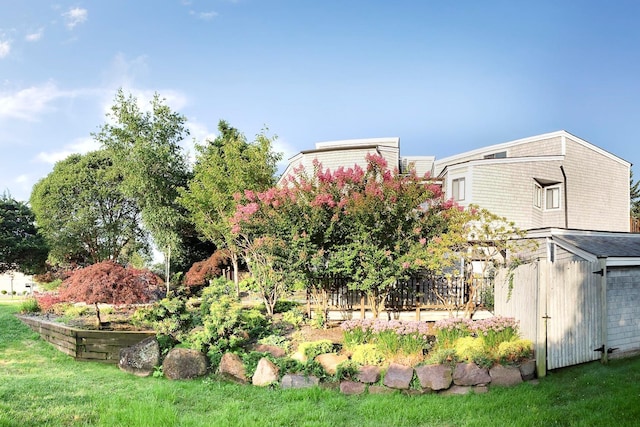 view of yard featuring an outbuilding