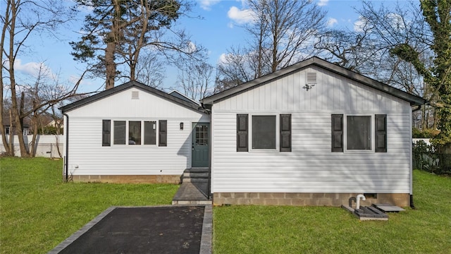 view of front of home with a front yard, crawl space, fence, and entry steps