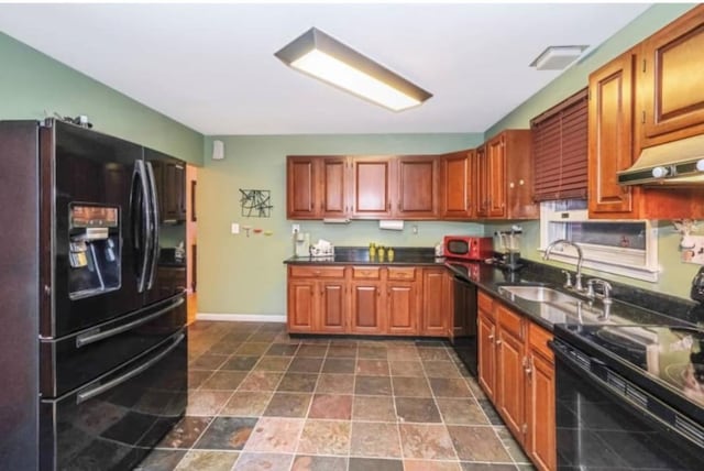 kitchen featuring under cabinet range hood, a sink, baseboards, black appliances, and dark countertops