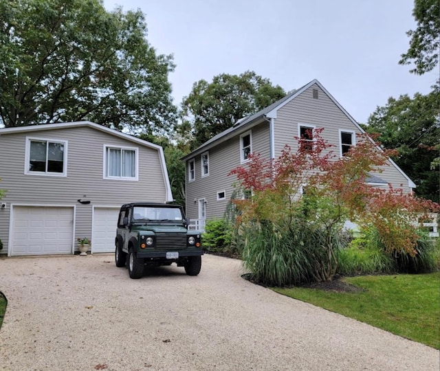 view of front facade featuring a garage and driveway