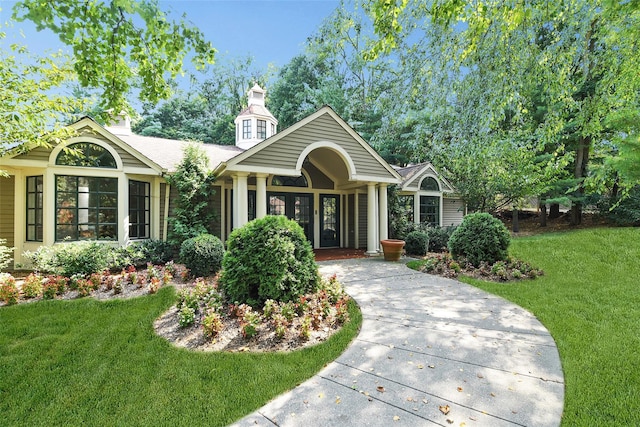 view of front of home featuring a front lawn
