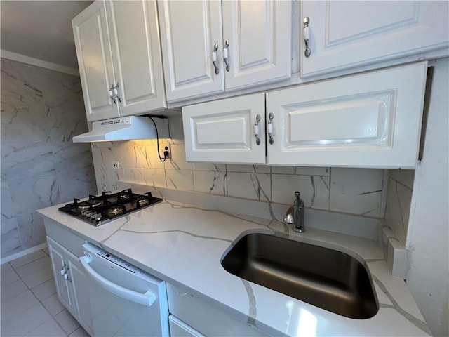 142 Garth Rd Unit 1P, Scarsdale, NY 10583 - kitchen featuring gas cooktop, dishwasher, under cabinet range hood, white cabinets, and a sink
