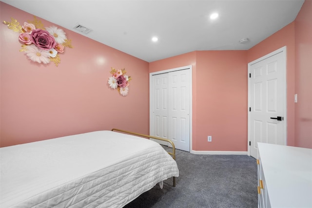 bedroom with baseboards, visible vents, carpet, a closet, and recessed lighting