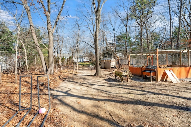 view of yard featuring an outdoor structure