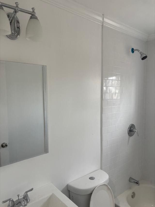 full bath featuring a sink, crown molding, toilet, and shower / bathtub combination