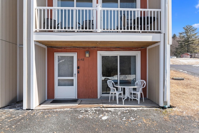 property entrance featuring a balcony