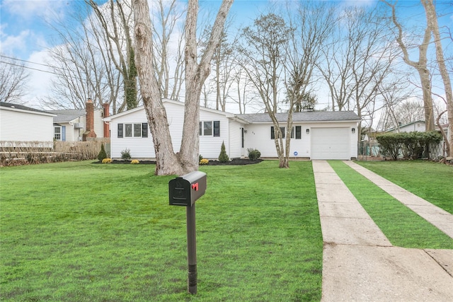 view of front facade featuring driveway, a garage, fence, and a front yard