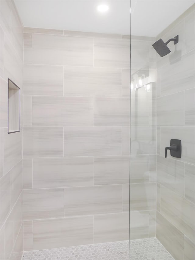 bathroom featuring tiled shower