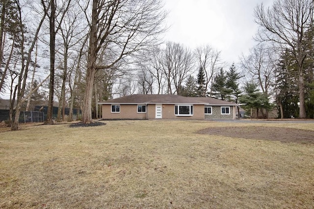 ranch-style home featuring brick siding and a front lawn