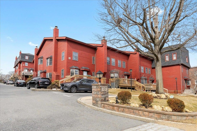 view of building exterior featuring a residential view