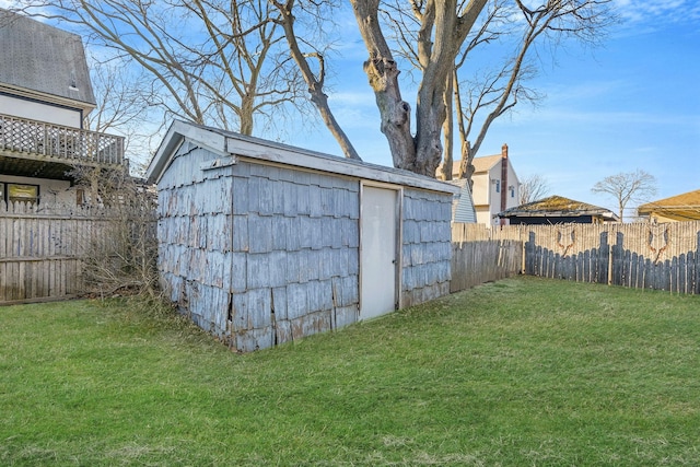 view of yard featuring a storage shed, an outdoor structure, and a fenced backyard