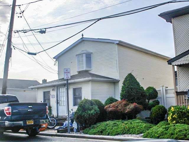 traditional-style home featuring fence