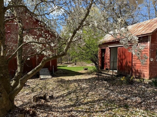 view of yard featuring an outbuilding