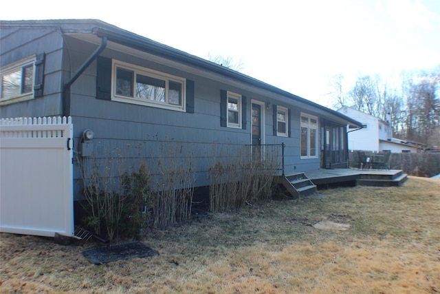 view of front of house featuring fence and a front lawn