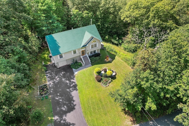 bird's eye view with a view of trees