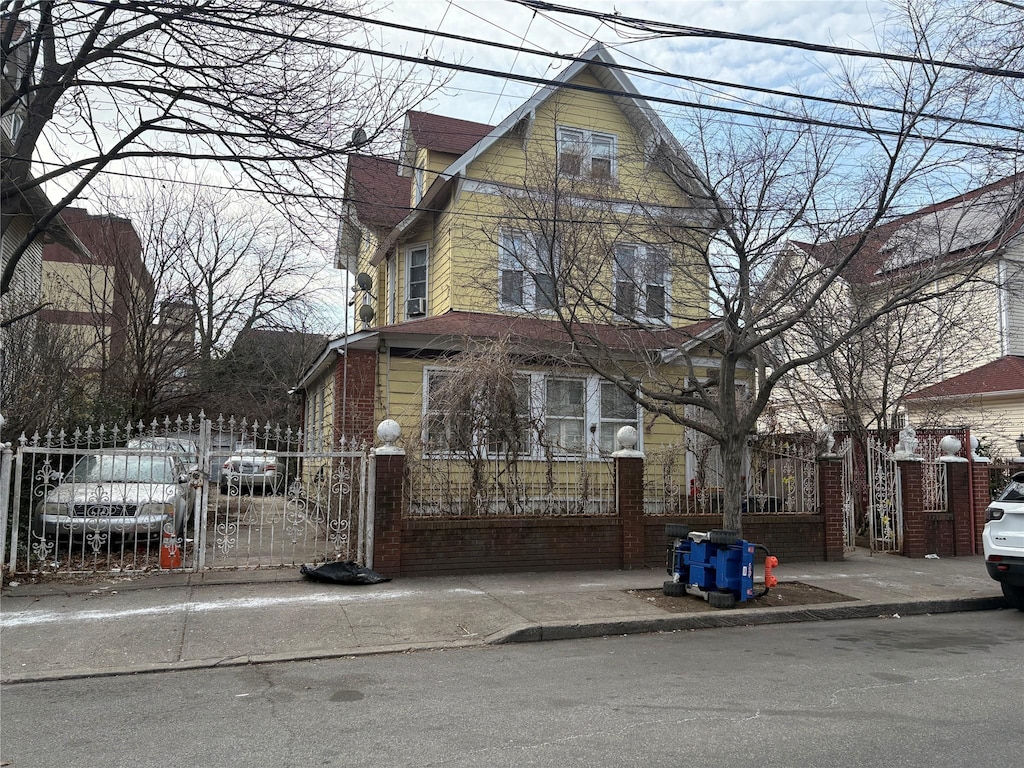 view of front of house featuring a fenced front yard