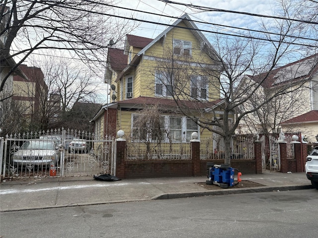 view of front of house featuring a fenced front yard