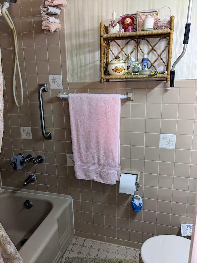 bathroom featuring toilet and shower / washtub combination