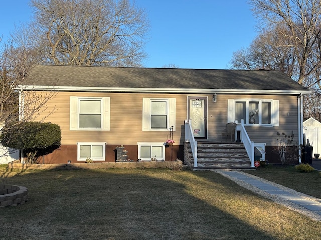 view of front of property featuring a front yard