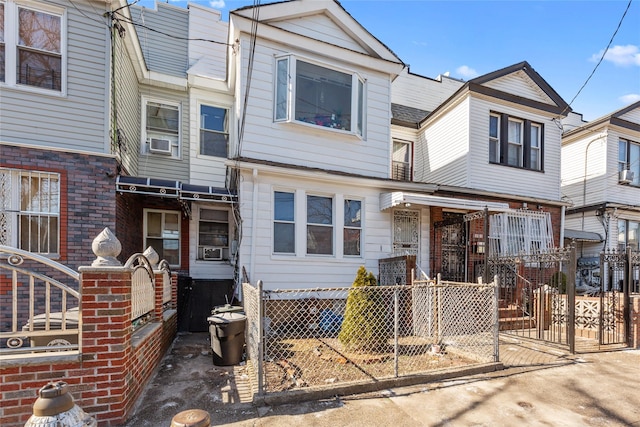 townhome / multi-family property featuring cooling unit and fence