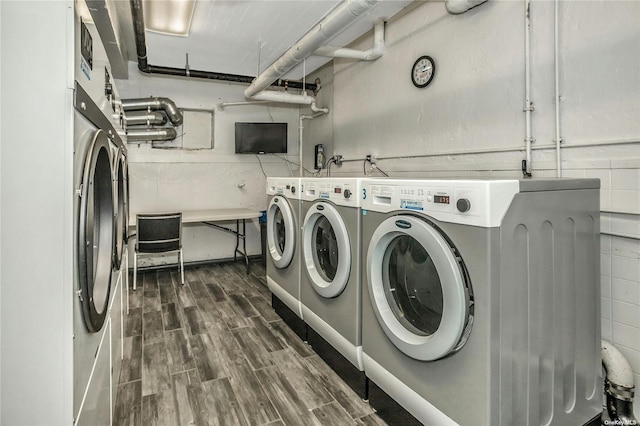 common laundry area with washing machine and dryer and wood tiled floor