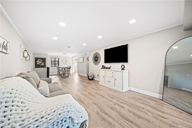 living room featuring light wood finished floors, baseboards, ornamental molding, and recessed lighting