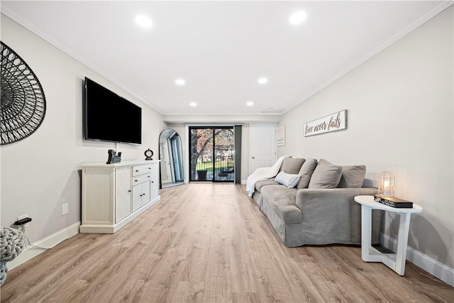 living room featuring light wood-style flooring, ornamental molding, baseboards, and recessed lighting