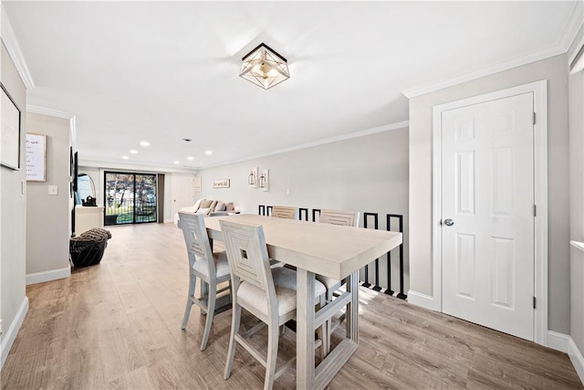 dining area featuring ornamental molding, recessed lighting, light wood-style floors, and baseboards