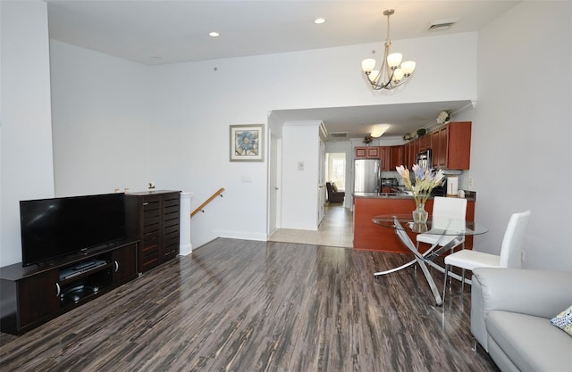 living area featuring an inviting chandelier, visible vents, wood finished floors, and recessed lighting