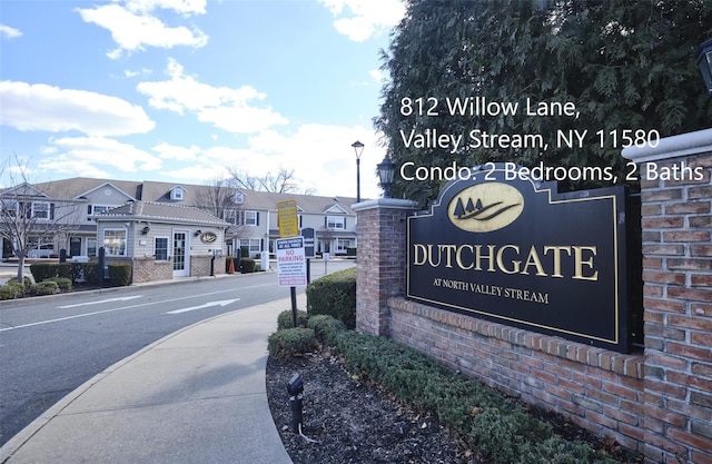 community / neighborhood sign featuring a residential view