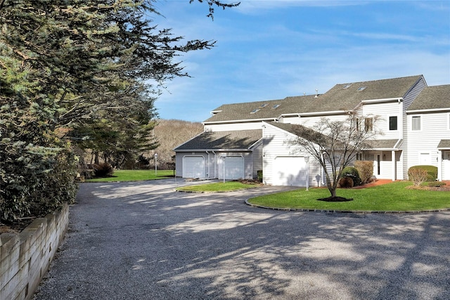 view of front of property featuring driveway and a front yard