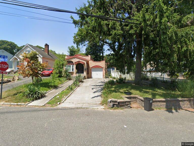 view of front facade featuring an attached garage and concrete driveway