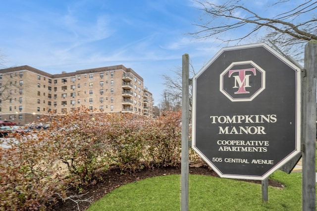 view of community / neighborhood sign