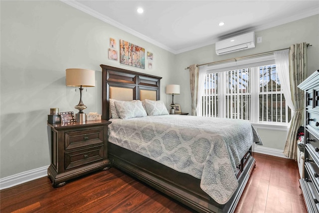 bedroom featuring baseboards, recessed lighting, dark wood-type flooring, a wall mounted air conditioner, and crown molding