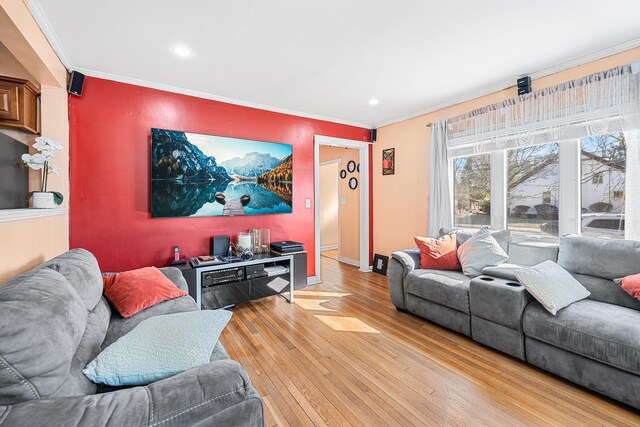 living area featuring recessed lighting, baseboards, crown molding, and light wood-style floors