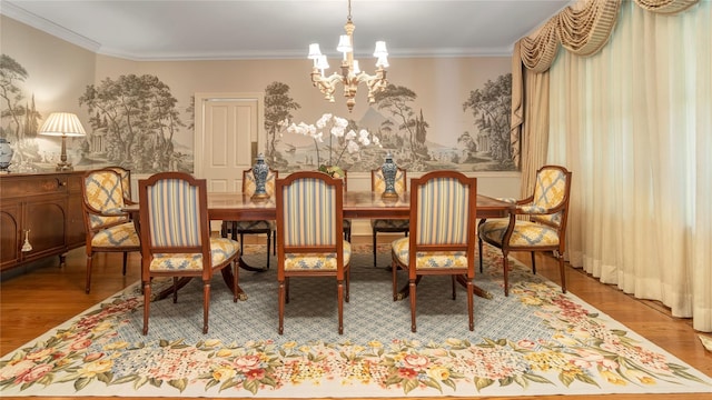 living area with wood finished floors, crown molding, and a notable chandelier