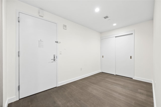 interior space with a closet, baseboards, wood finished floors, and recessed lighting